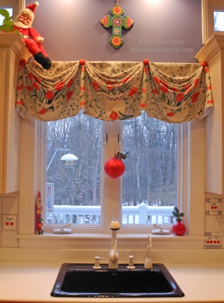 Holiday window ideas. Kitchen sink window decorated for Christmas. More on the blog www.WindowDesignsEtc.com 