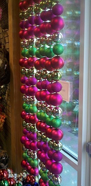 Solutions for naked windows Christmas balls hung on a window like a curtain. See more creative ideas on the blog http://wp.me/p2RXdv-vv
